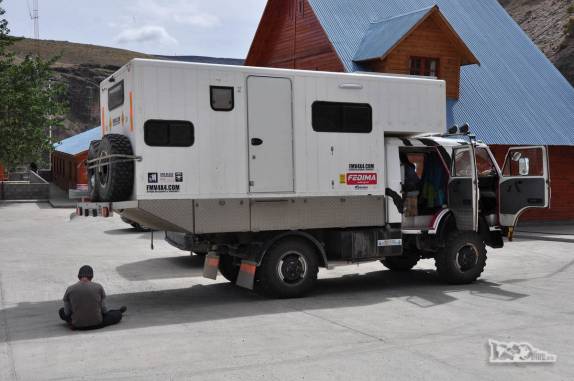 Carro de família suíça em viagem pela América do Sul, na Cueva de Las Manos, no sul da patagônia, na Argentina